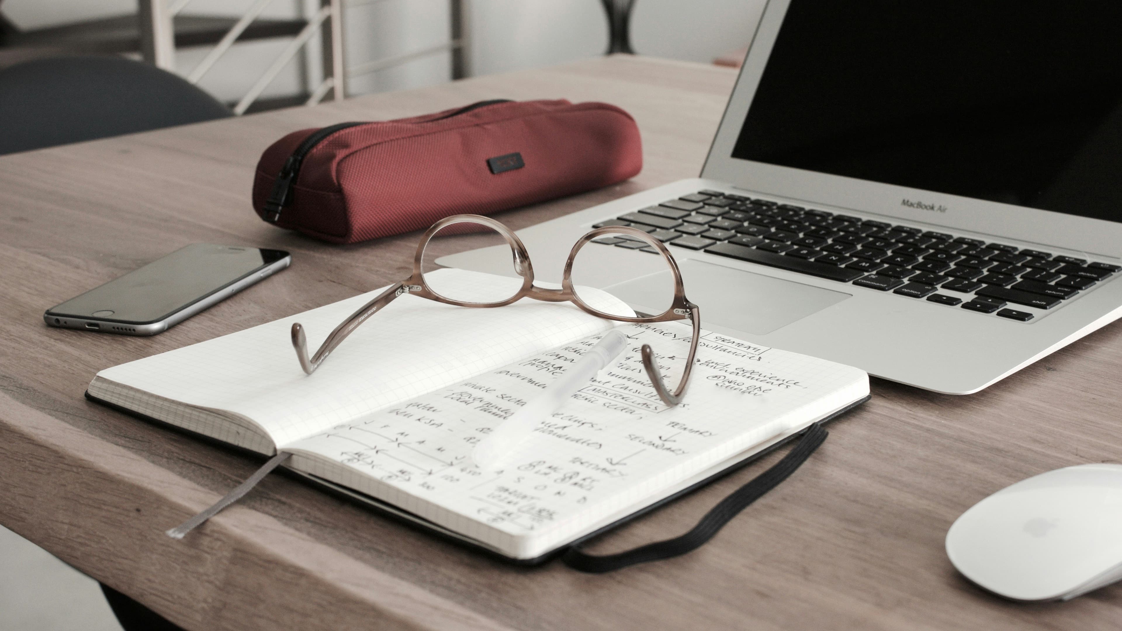 دفتر ونظارة على مكتب عمل
